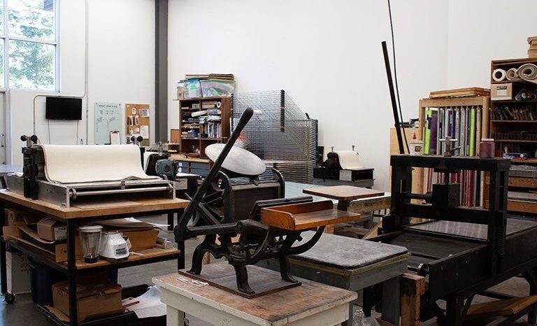 Traditionelle Druckgrafik: Holzschnitt, Radierung und Lithografie im handwerklichen Vergleich