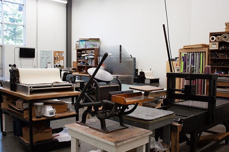 Historische Druckpressen und Materialien in einer Werkstatt für Druckgrafik