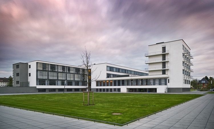 Weiße Bauhaus-Architektur mit Glasfassaden und weitläufigem Rasen