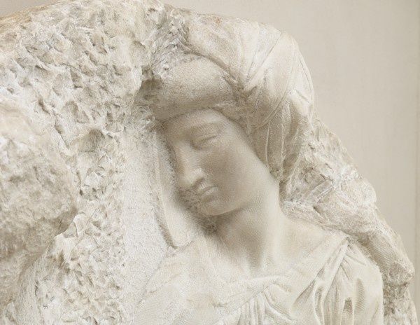 Nahaufnahme einer unvollendeten Marmorskulptur mit weiblichem Gesicht