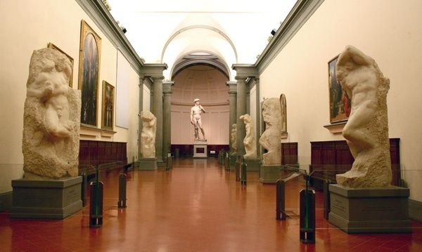 Museumsgalerie mit unvollendeten Skulpturen und einer zentralen Statue